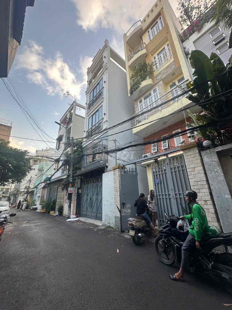 NHỈNH 7 TỶ NHÀ TRONG BIỆT THỰ SANG TRỌNG  KHU CÁN BỘ CAO CẤP SÂN RỘNG