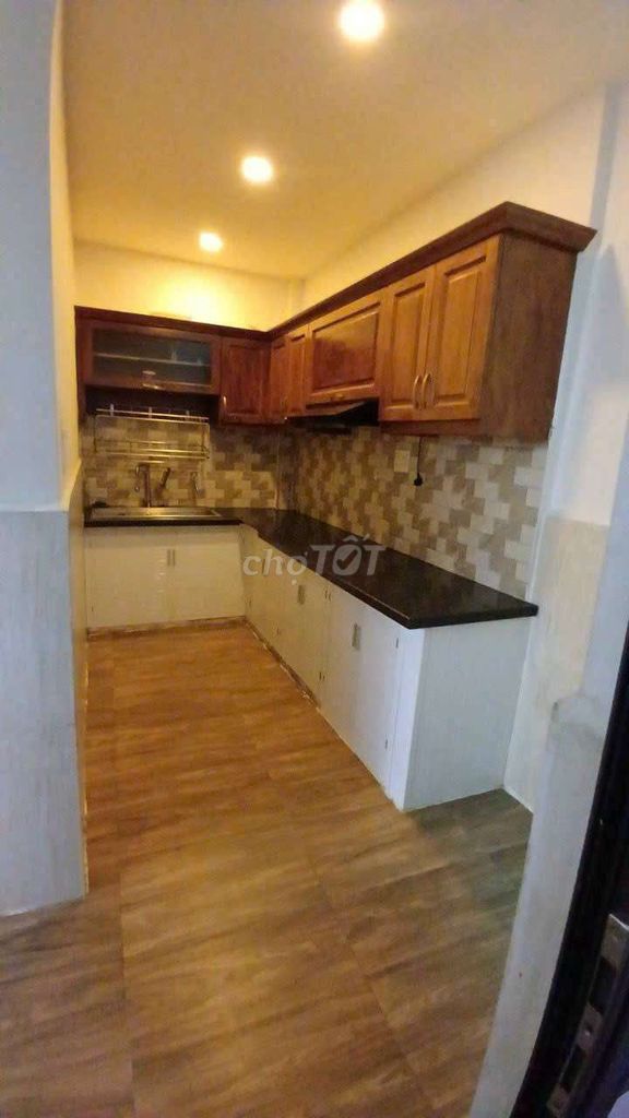 ДОМ В АРЕНДУ НА УЛИЦЕ БУЙ ТХИ СЮАНЬ, РАЙОН 3, КВ. ТАН БИНЬ
