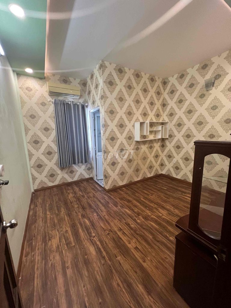 Phòng ở nhà mặt tiền + view công viên