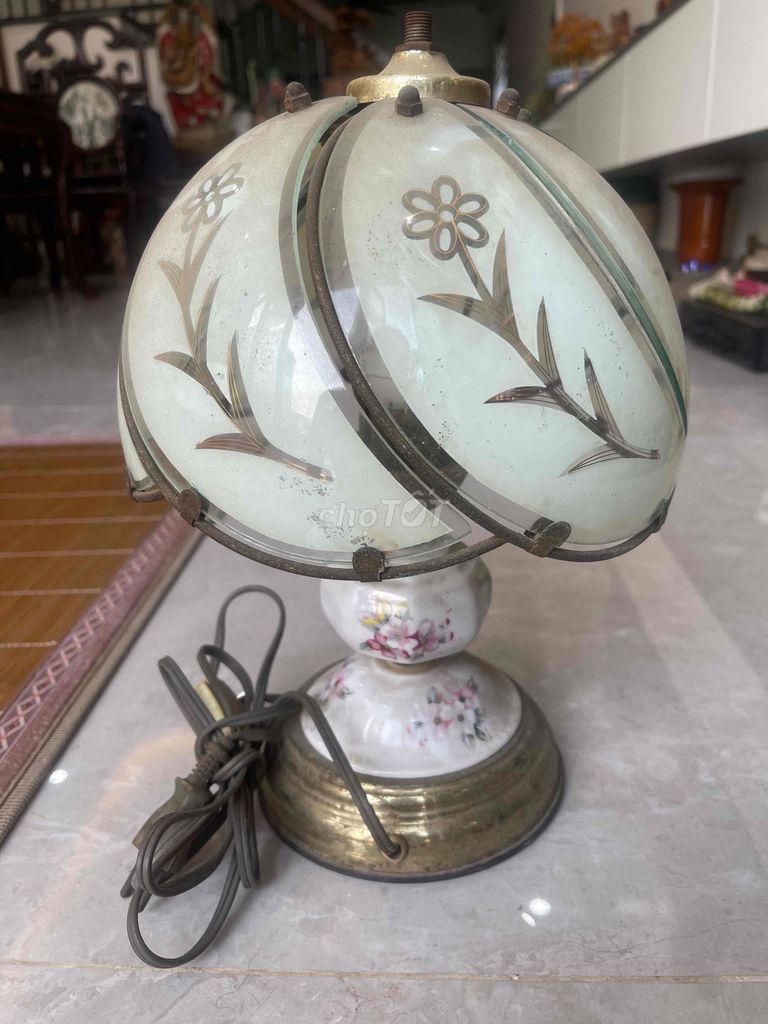 Đèn bàn Cổ điển Thủy tinh Trắng. Mua bán Đèn tại Quận Tây Hồ Hà Nội được đăng bởi Hoa Nguyễn hình 1
