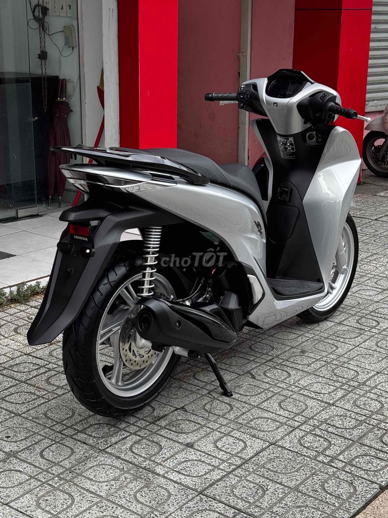 Серебряный сумочек Honda SH 160i ABS 2026