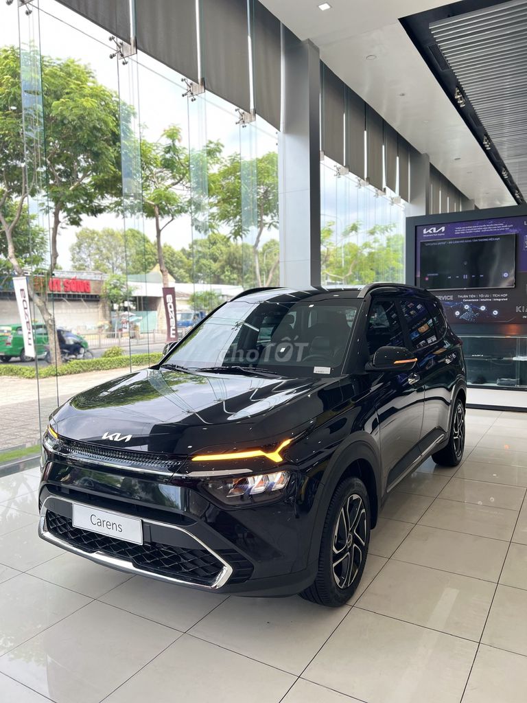 Роскошный вариатор KIA Carens объемом 1,5 л, 7-местный, черный