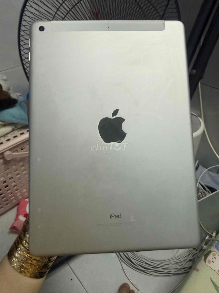 Apple iPad (thế hệ 6) 32GB Bạc zin wifi-4g. Mua bán Máy tính bảng tại Quận 12 Tp Hồ Chí Minh được đăng bởi Trân  hình 1