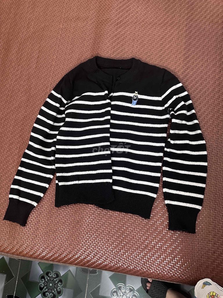 Áo khoác cardigan kẻ sọc đen trắng mềm mại. Mua bán Quần áo tại Thị xã Quảng Yên Quảng Ninh được đăng bởi Nguyễn Vân hình 1