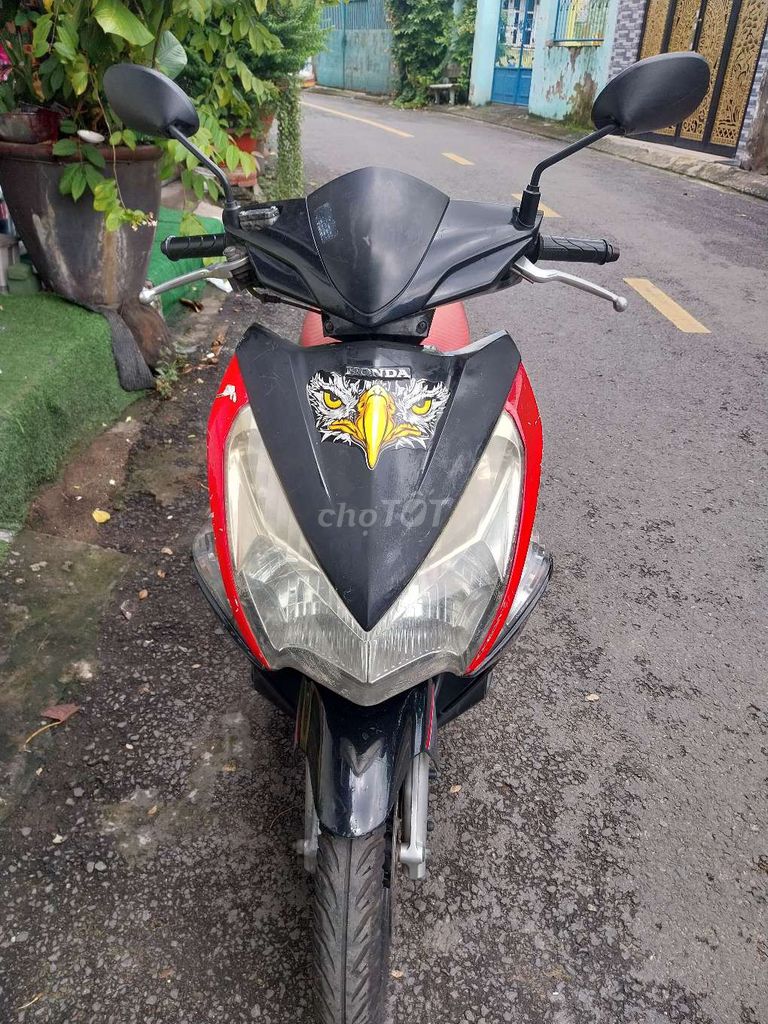Honda Air Blade 2024 красно-черно-серебристый