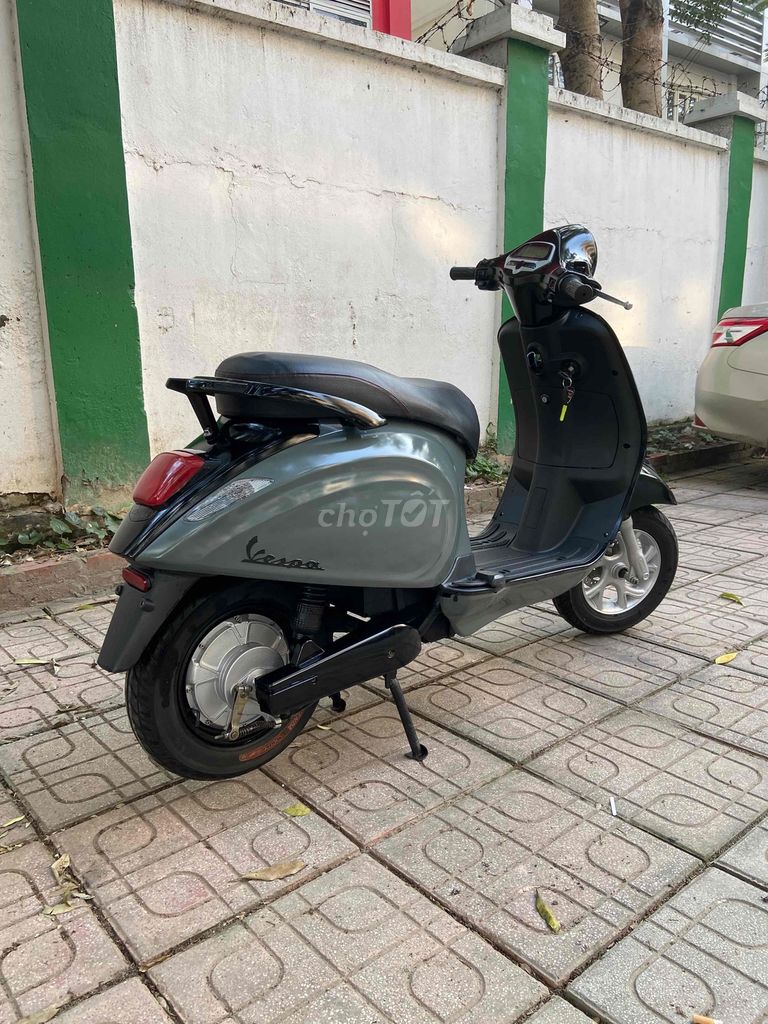 Xe máy điện Vespa màu Xám bình mới 100%. Mua bán Xe điện tại Quận Long Biên Hà Nội được đăng bởi Xe điện Huân Linh hình 6