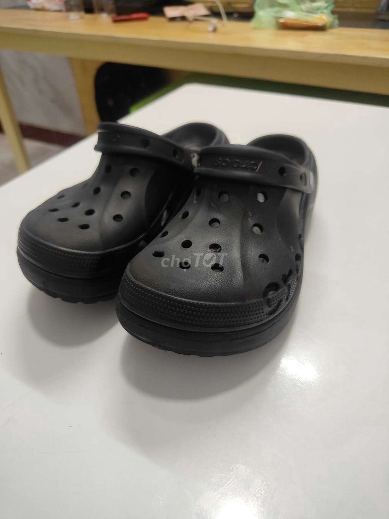 Dép Crocs Nữ Nhựa Đen Size 42. Mua bán Giày dép tại Quận 1 Tp Hồ Chí Minh được đăng bởi Thịnh Vượng  hình 1