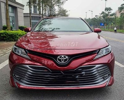 Toyota Camry 2020 2.0G màu đỏ
