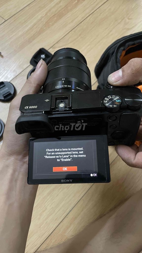 cần pass em body sony a6000 ( màu bạc  )