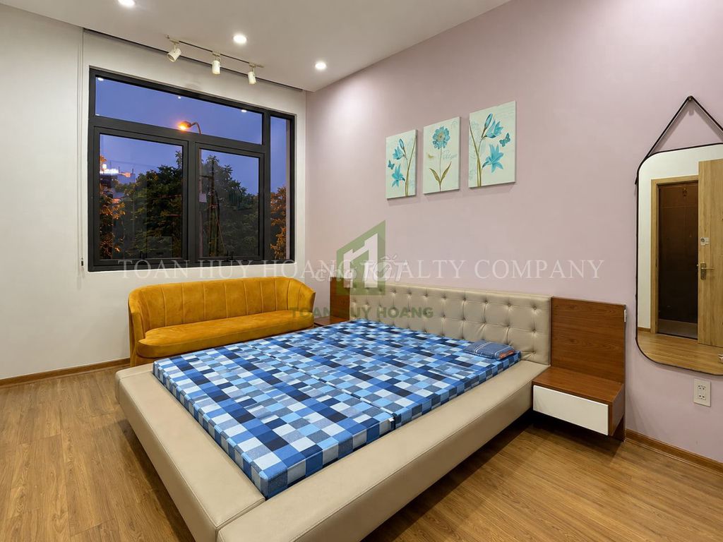 Family house facing a park with a Hàn river rooftop — photo 8