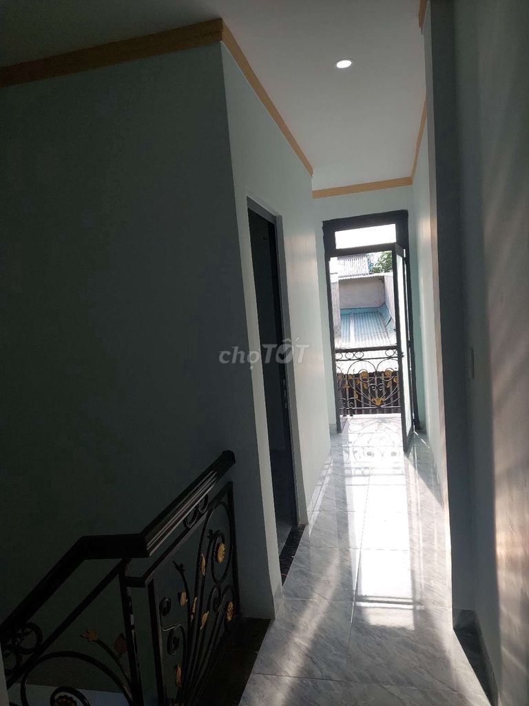 Bán nhà 2 tầng ngay ngã 3 cây sung