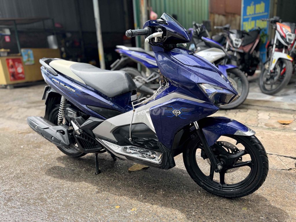 Синий скутер Honda Air Blade 2017