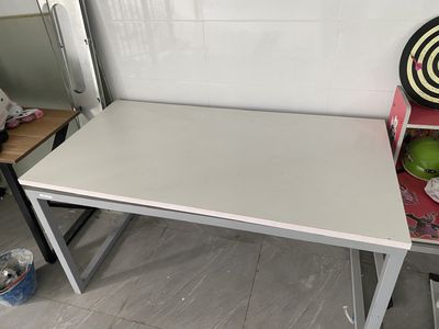 Bàn làm việc sơn trắng, khung kim loại, 70cmx1m2. Mua bán Nội thất, đồ gia dụng khác tại Quận Hà Đông Hà Nội được đăng bởi Nguyen Tuyen