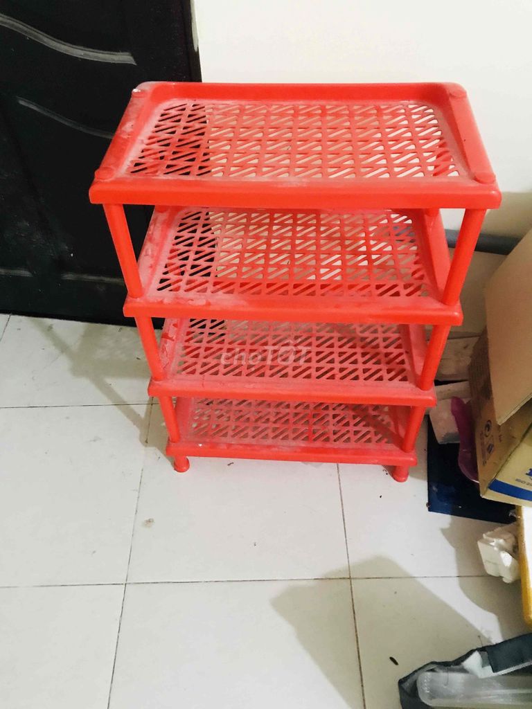 Kệ nhựa 3 tầng Đỏ + bàn. Mua bán Tủ, kệ gia đình tại Quận 3 Tp Hồ Chí Minh được đăng bởi thu hà hình 1