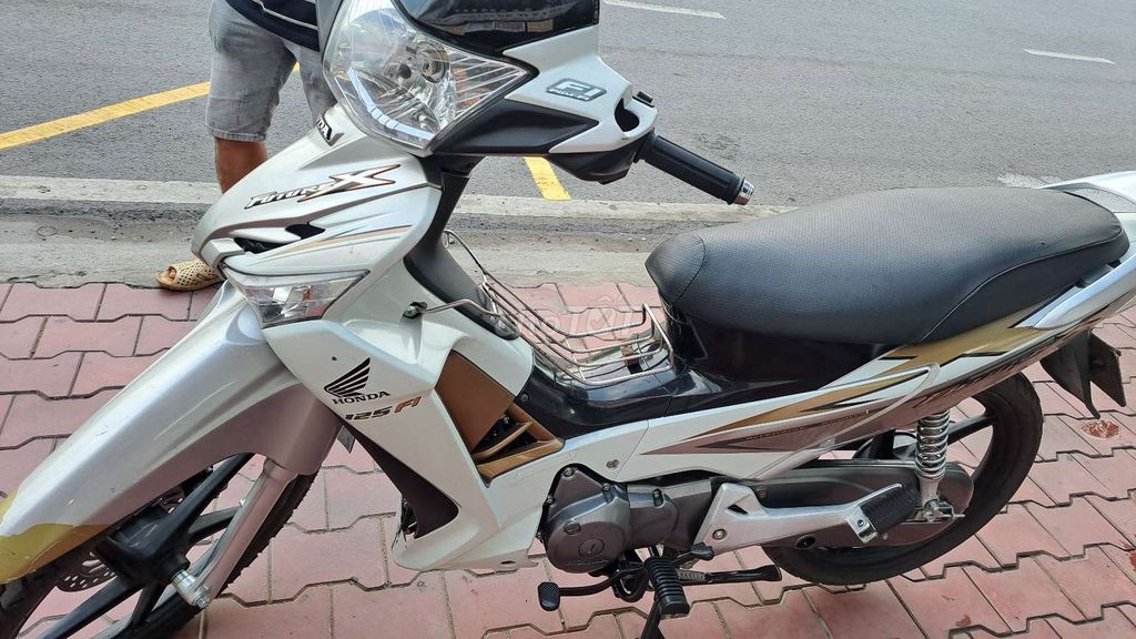 Белый автомобиль Honda Future 125 Fi