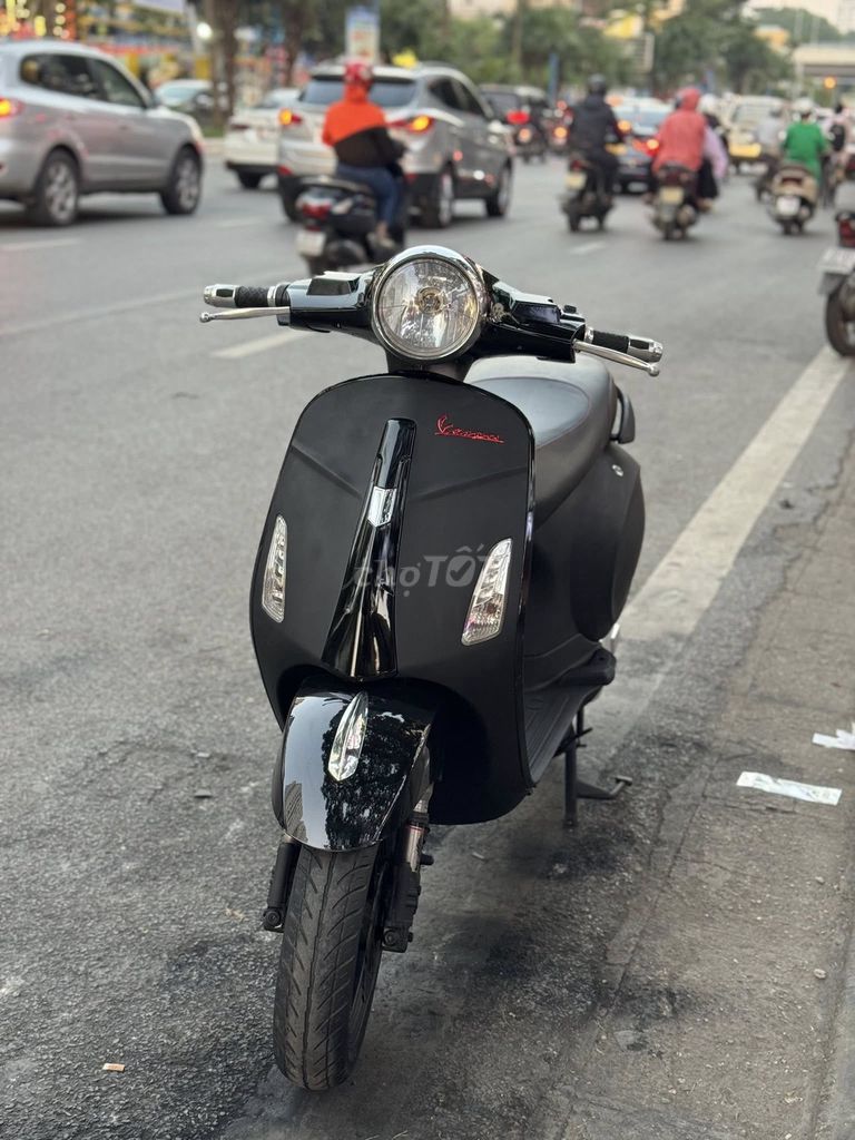 Vespa đen nhám e về nhiều. Mua bán Xe điện tại Quận Cầu Giấy Hà Nội được đăng bởi Xe Điện 257 Hoàng Quốc Việt  hình 2