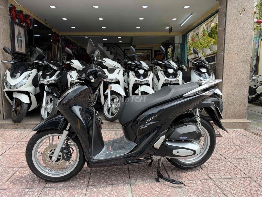 Honda SH 160i 2025 черный глянцевый с номерами Хошимина и переоформлением