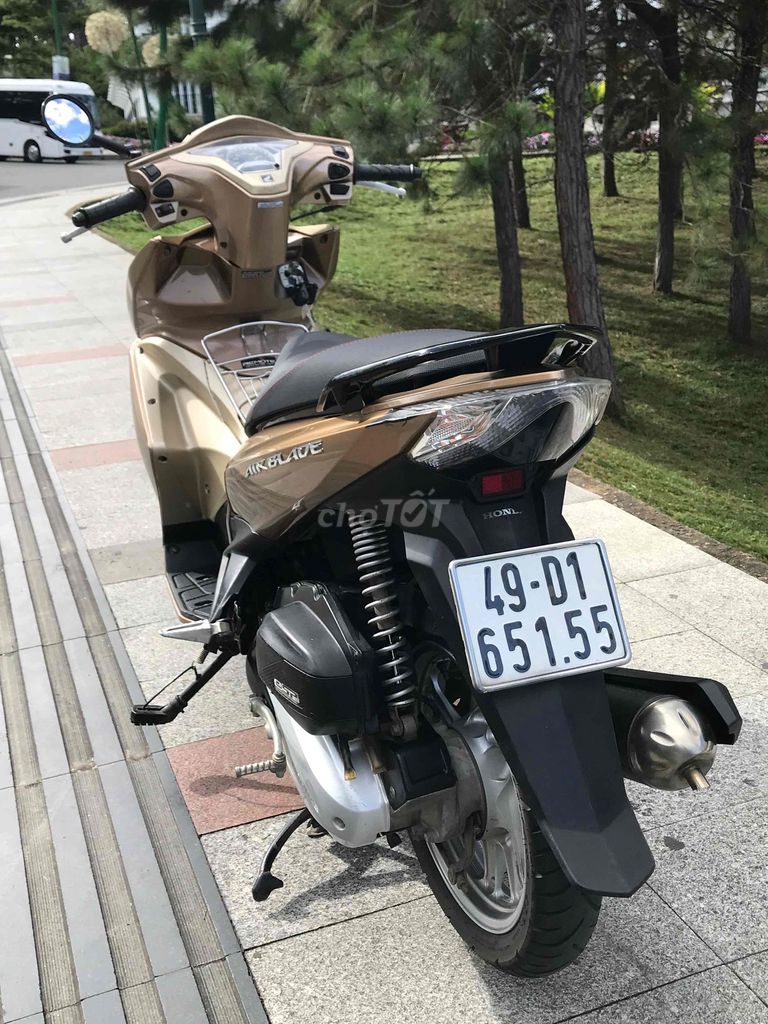 Honda Air Blade Vàng đồng. Mua bán Xe máy tại Thành phố Đà Lạt Lâm Đồng được đăng bởi Đạt hình 5