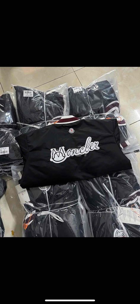 Áo khoác Moncler vải dù Đen. Mua bán Quần áo tại Quận Cầu Giấy Hà Nội được đăng bởi Hoàng Linh hình 1