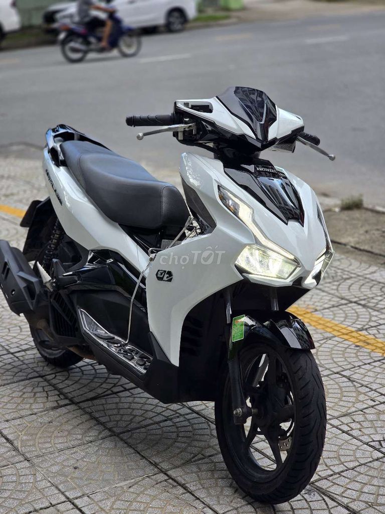 Honda Air Blade 2022 бело-черный спорт