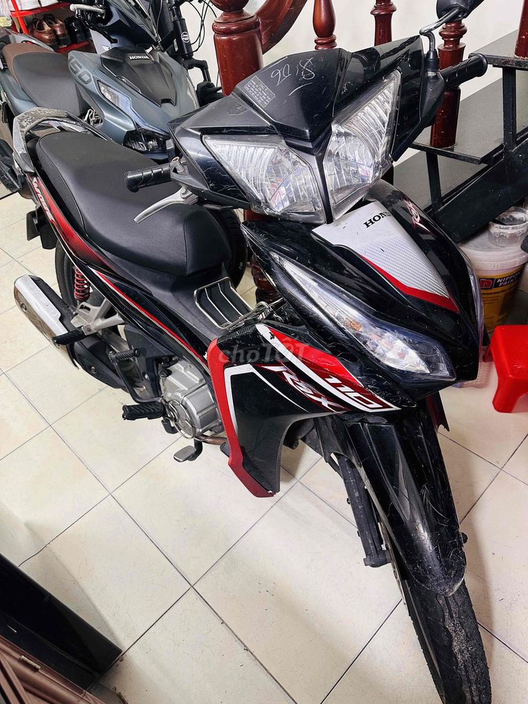 Honda Wave tay ga, màu đen đỏ