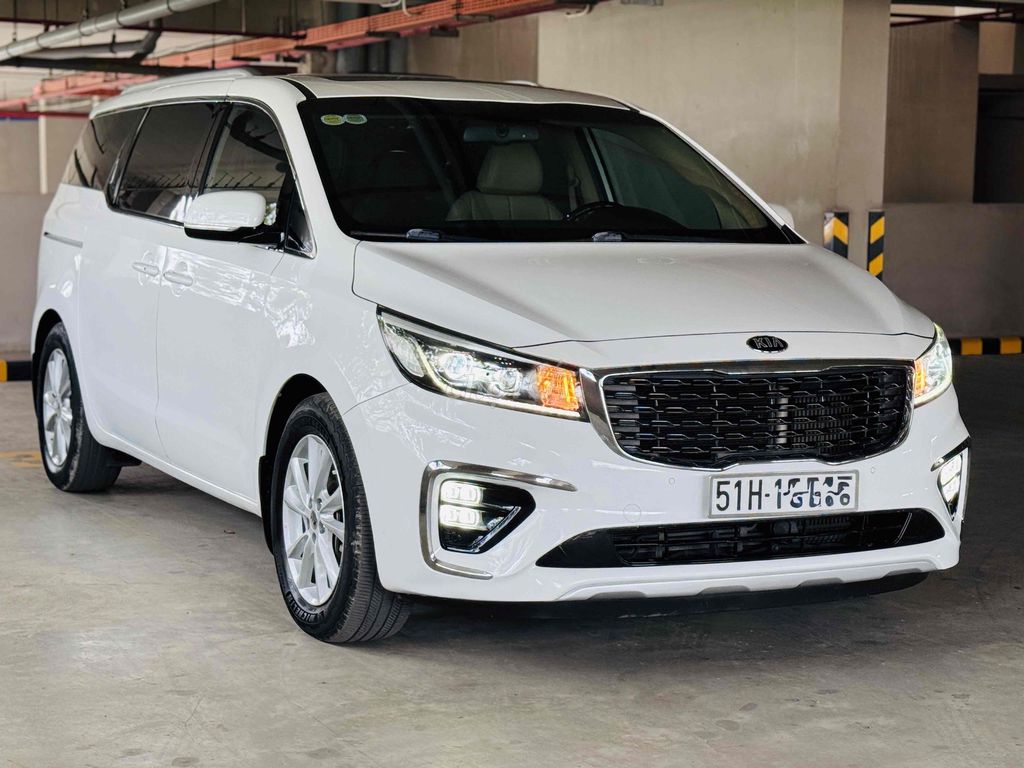 Kia Sedona 2019 2.2D платиновый белый/кремовый 105 000 км