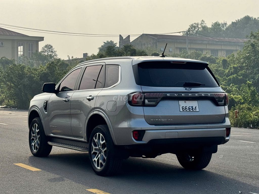 Ford Everest 4x2 Titanium 2022. Mua bán Ô tô tại Quận Long Biên Hà Nội được đăng bởi PHÚC LÂM  AUTO hình 2