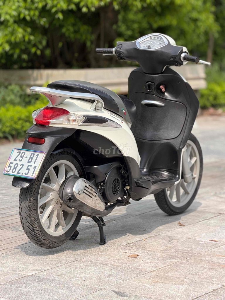 Белый скутер Piaggio Liberty