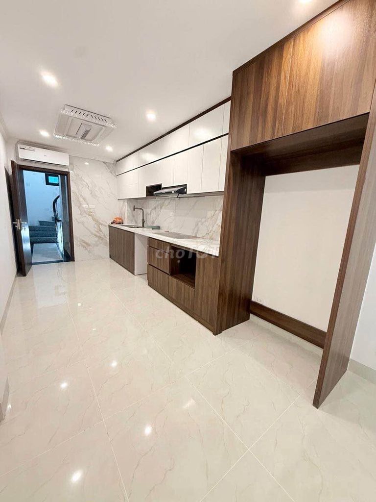 Продается красивый дом 82 Kim Ma, Ba Dinh, с лифтом, полностью меблированный