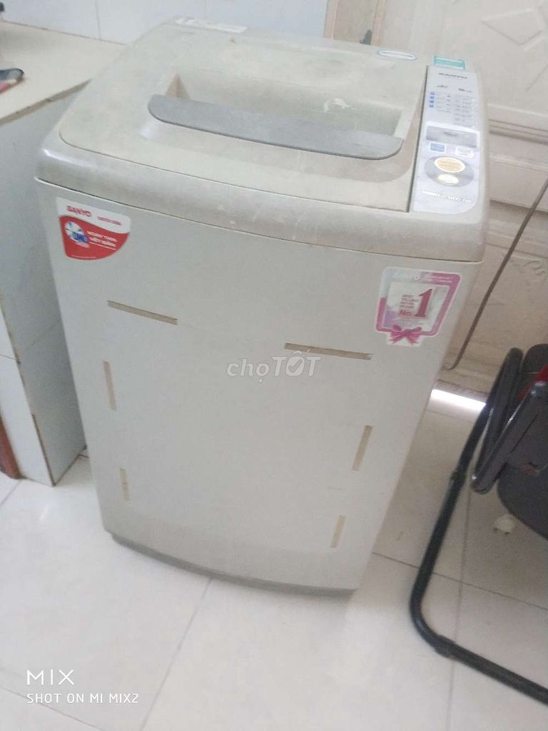máy giặt Sanyo 7kg đang giặt tốt