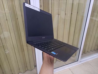 Laptop Asus siêu mỏng, vỏ kim loại