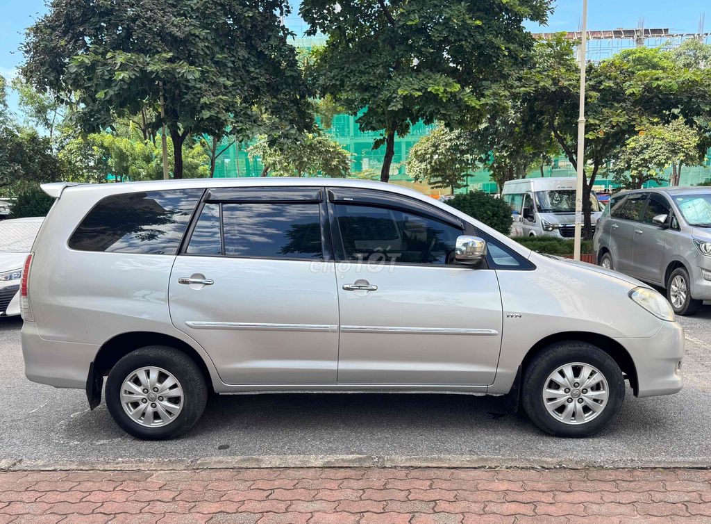 Серебряная колода Toyota Innova G 2011