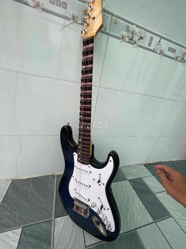 Đàn guitar điện gỗ Đen Cổ nhạc. Mua bán Nhạc cụ tại Thành phố Long Xuyên An Giang được đăng bởi An  hình 1