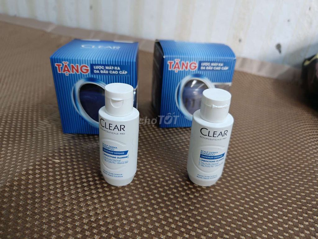 Dầu gội đầu Clear trị gàu với lược mát xa Clear. Mua bán Phụ kiện thời trang khác tại Thành phố Huế Thừa Thiên Huế được đăng bởi Nguyễn Văn Tâm hình 1