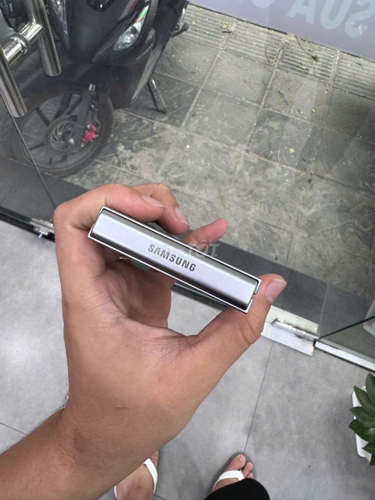 Samsung Z Flip 6 256GB Bạc. Mua bán Điện thoại tại Quận Cầu Giấy Hà Nội được đăng bởi Duy Phuong hình 1