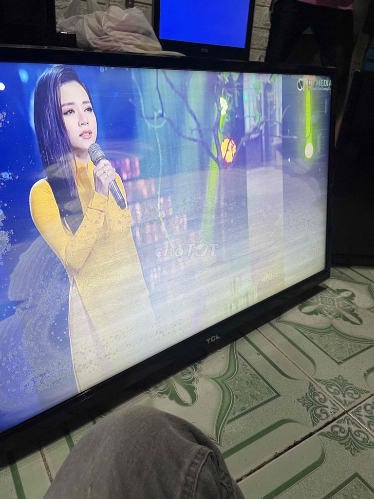 2 Tivi TCL 32inh dộp màn hình nguyên tem