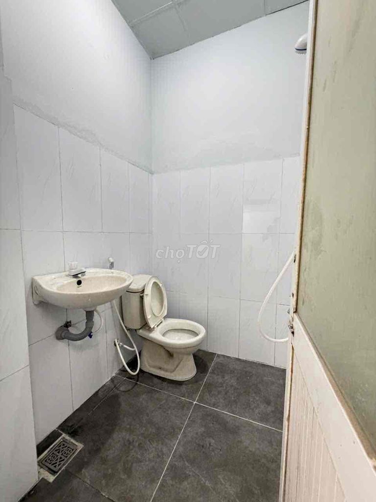 🏠 СДАЕТСЯ КОМНАТА – 628 НГУЕН ВАН КУА 📍 Фасад улицы Нгуен Ван