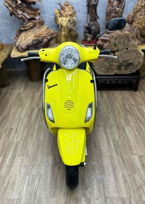 Vespa đẹp, máy êm thì thầm bao vọt biển SG
