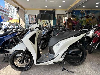 SH 125i 2017 Smartkey Trắng Đen BSTP Chính Chủ. Mua bán Xe máy tại Quận Phú Nhuận Tp Hồ Chí Minh được đăng bởi Ngô Hà