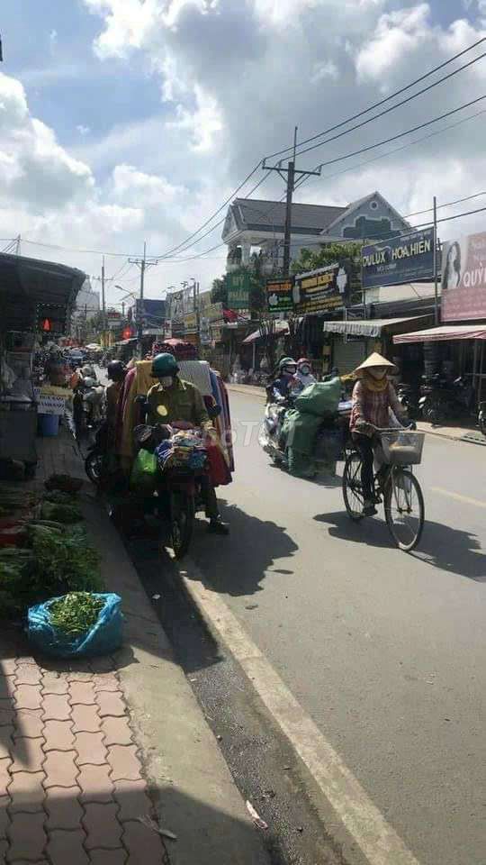 Bán nhà mặt tiền đường buôn bán  ngay chợ