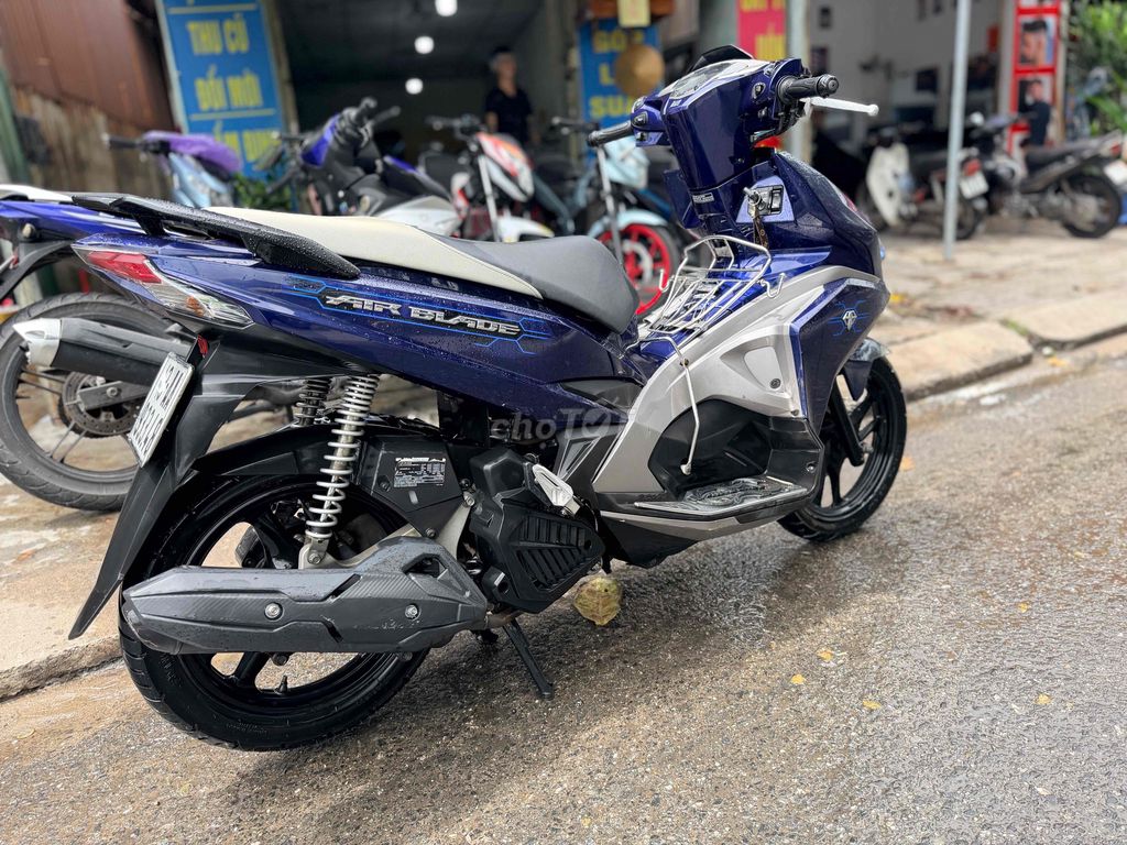 Синий скутер Honda Air Blade 2017