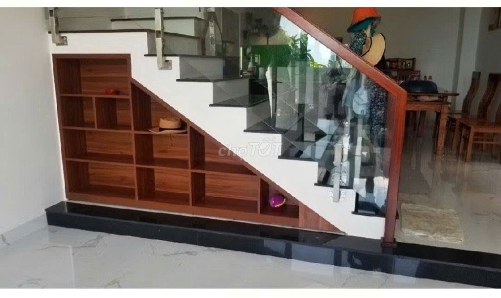 KỆ CẦU THANG - TRANG TRÍ CẦU THANG. Mua bán Tủ, kệ gia đình tại Quận Ngũ Hành Sơn Đà Nẵng được đăng bởi toan hình 1