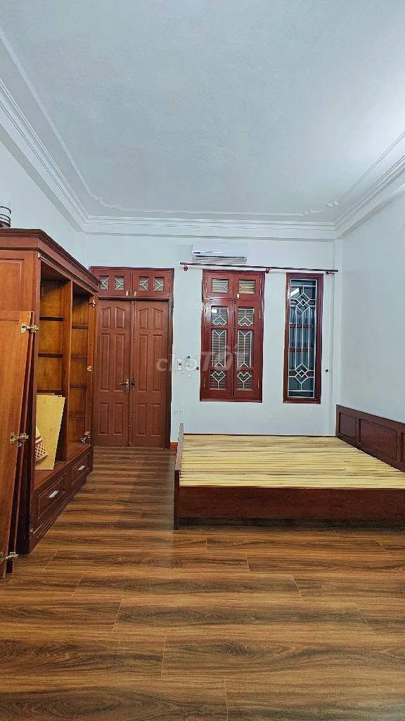 Дом 4 этажа, угловой, 2 открытые стороны, центр коммуны Тхань Три