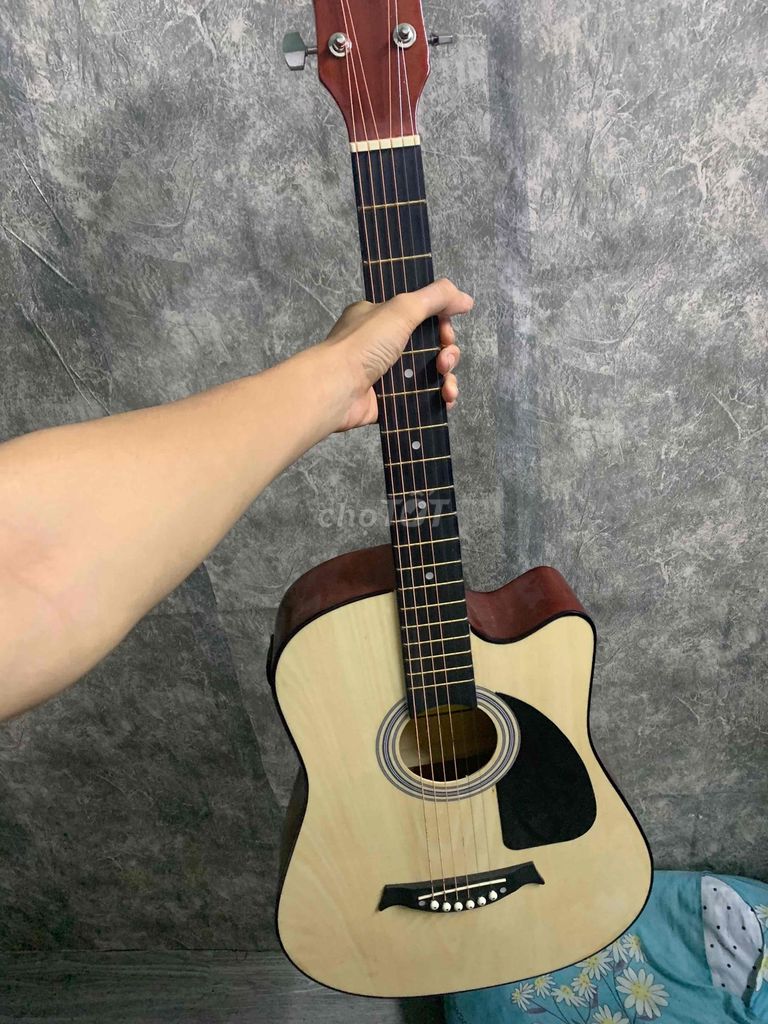 Đàn guitar gỗ Nâu, sách học, capo. Mua bán Nhạc cụ tại Thị xã Bến Cát Bình Dương được đăng bởi Thành Đạt Nguyễn hình 1