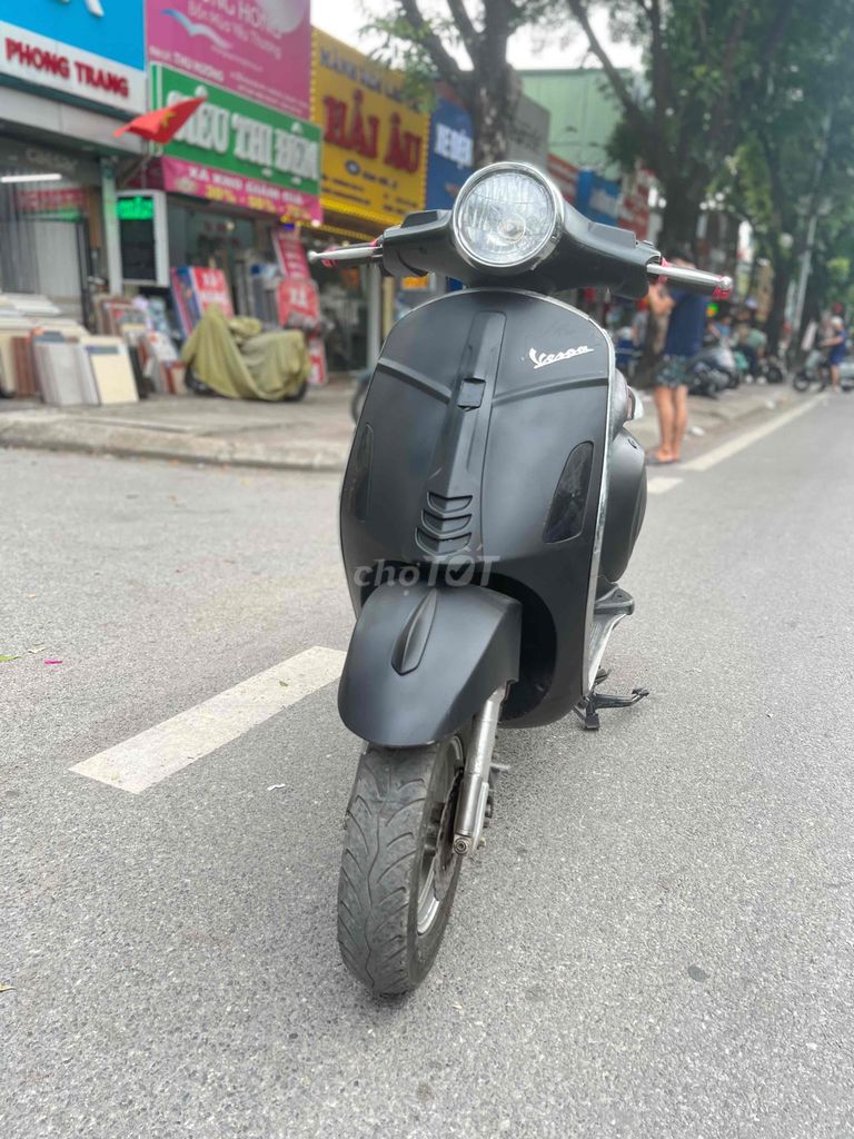 Xe điện Vespa đen nhám