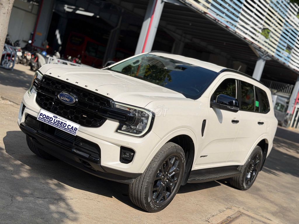 Ford Everest Sport 2024, bảo hành 2027, vay NH 75%