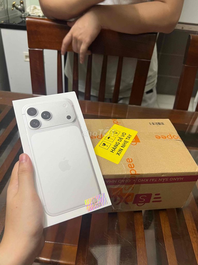 Apple iPhone 17 Pro Max Bạc Newseal. Mua bán Điện thoại tại Quận Nam Từ Liêm Hà Nội được đăng bởi Hằng Lương hình 1