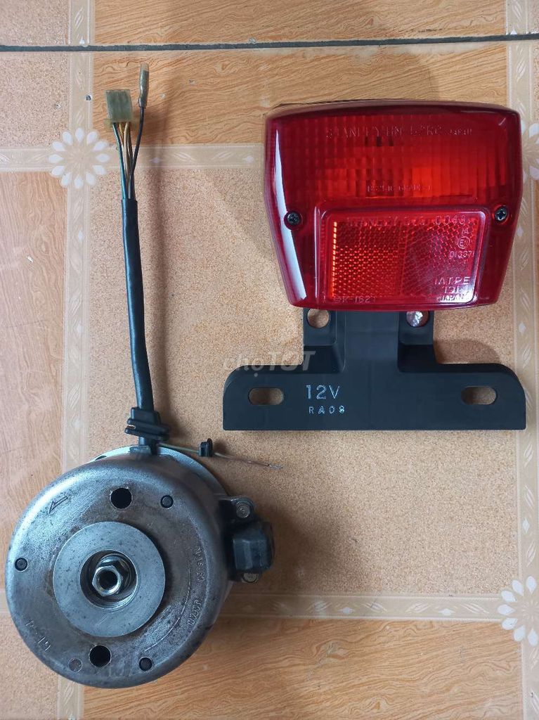 Vô lăng mâm lửa và cụm đèn hậu zin xe Cub. Mua bán Phụ tùng xe tại Quận Hà Đông Hà Nội được đăng bởi Lê Công Tuấn Anh hình 1