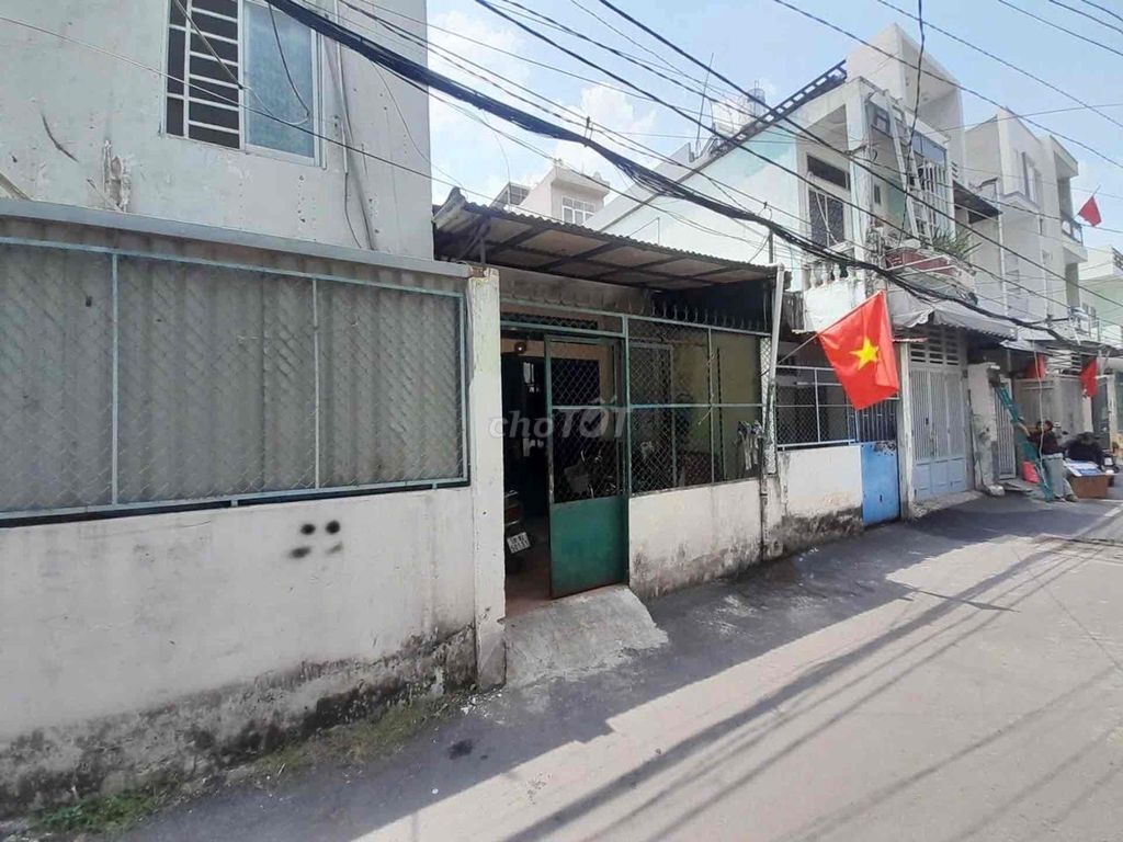 chủ nhà xác định bán đất tặng nhà ngay ngã tư Nguyễ oanh