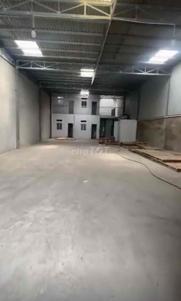 cho thuê kho 300m2 kiên cố, có 4 phòng ngủ phía sau